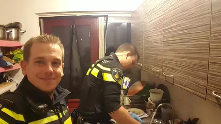 Gestul înduioșător făcut de doi polițiști pentru o femeie din Olanda