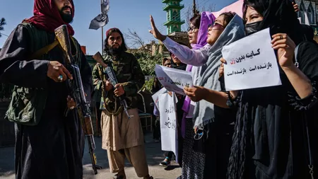 Talibanii continuă să restrângă libertăţile femeilor. Le interzic accesul în parcurile și grădinile din Kabul