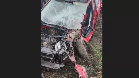 Accident în județul Neamț! Un tren care circula pe ruta Iași-Bacău a intrat în coliziune cu un autoturism - FOTO