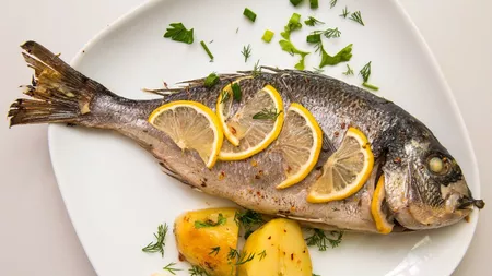 Dorada prăjită. Cum să cureți corect peștele de solzi?