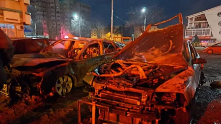 Un scurtcircuit electric a făcut ca două autoturisme să ardă aproape în totalitate în municipiul Iași - VIDEO