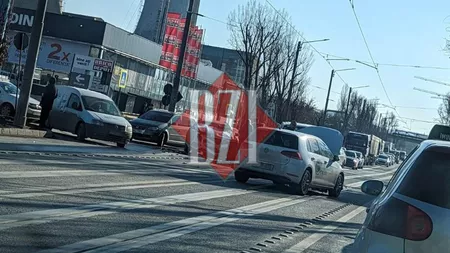 Accident rutier în cartierul Tudor Vladimirescu. Trei autoturisme au fost implicate - FOTO