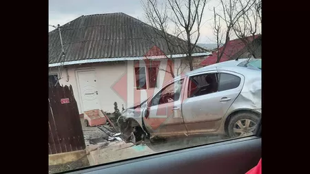 Accident rutier în Mogoşeşti. Un şofer a intrat cu maşina în gardul unei case - EXCLUSIV