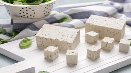 Brânza tofu. Ce gust are aceasta și cum poate fi introdusă în alimentație?