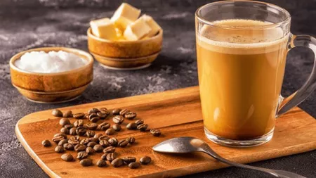 Cafea cu ulei de cocos. Care sunt beneficiile acestei băuturi aromate