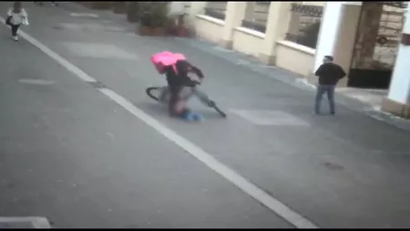 Un curier pe bicicletă a lovit în plin o fetiţă de 2 ani și fugit de la fața locului - VIDEO