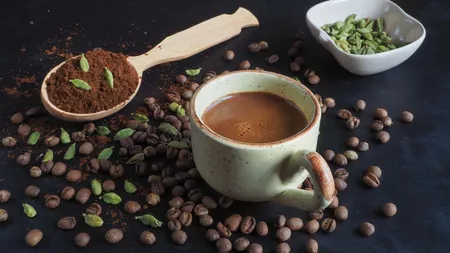 Cafea cu cardamom. Care sunt beneficiile acestei băuturi aromate