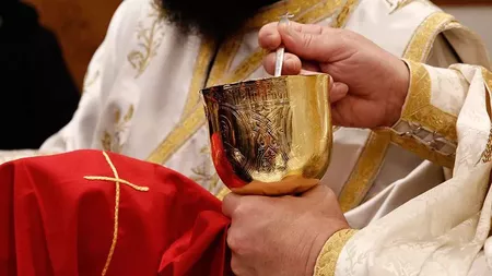 Ai voie să bei apă înainte de Sfânta Împărtășanie? Ce spun preoții