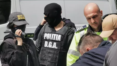 Polițiștii prinși în flagrant de DNA când luau mită, plasați în arest la domiciliu