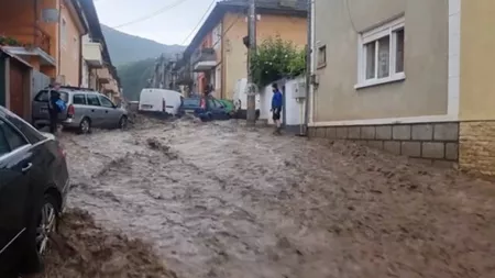 Vremea rea face prăpăd în țară! Mai multe străzi din municipiul Reşiţa au fost inundate