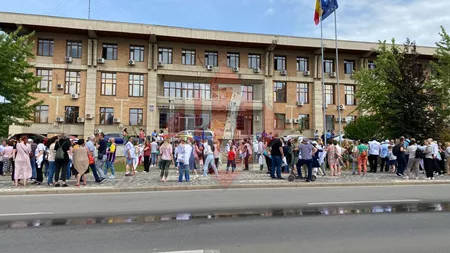Greva profesorilor continuă și după minivacanță! Astăzi, protest amplu în fața Prefecturii Iași! – GALERIE FOTO, UPDATE, VIDEO
