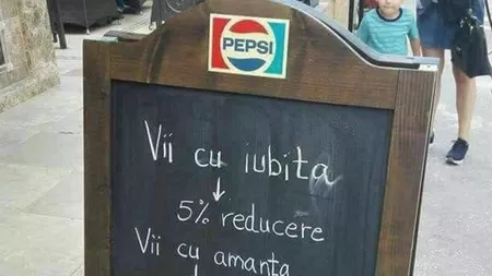 Anunțul viral scris cu cretă de proprietarul unui local din România: „Vii cu soția – 5% reducere...