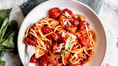 Rețetă spaghete italiene de post. Spaghetti alla napoletana, aromele explozive care te vor cuceri garantat