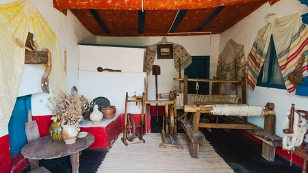 Cum arăta locuința unor țărani dobrogeni la începutul secolului XX. Gospodăria țărănească de la Enisala, mărturia unui mod de viață apus