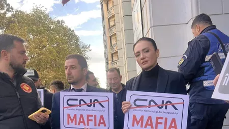 Laura Gherasim, candidat AUR la Europarlamentare, protestează în fața CNA: ” Un instrument de propagandă pentru partidul unic PSD-PNL.” - FOTO