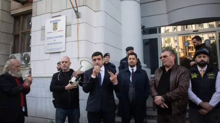George Simion, liderul AUR, protestează în fața CNA: „Spunem NU felului în care se încearcă introducerea cenzurii” - VIDEO
