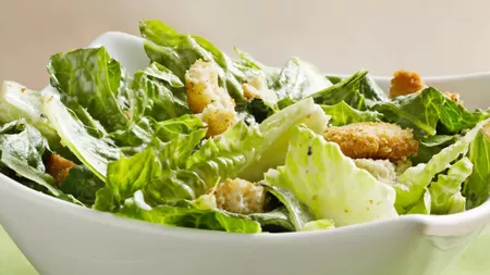 De ce spunem salata Caesar și nu Cezar? Iată cea mai gustoasă rețetă
