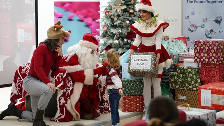 Spiridușii Moșului de la Antibiotice au adus fericire pentru 100 de copii din familii defavorizare - GALERIE FOTO