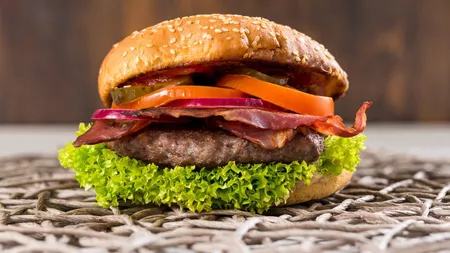 Rețetă burger de vită. Cum să obții o combinație perfectă dintre carnea suculentă și amestecul de ingrediente proaspete?