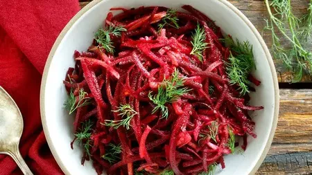 Salată de sfeclă roșie cu hrean ca în Bucovina. Rețetă cu beneficii uimitoare pentru sănătate