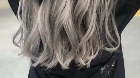 Blond cenușiu închis. Bucură-te de un aspect modern și subtil abordând acest look deosebit