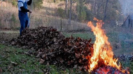 Ce amendă riscă sătenii pentru arderea vegetației uscate. Ce trebuie să știe cei care locuiesc la casă