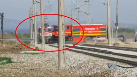 Incident dramatic pe o trecere de cale ferată: Mașina de pompieri la o secundă de coliziunea cu un tren plin cu pasageri - FOTO, VIDEO