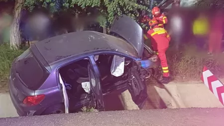 Accident rutier în comuna Bosanci, județul Suceava! Doi bărbați au ajuns cu mașina într-un șanț adânc, după ce șoferul a pierdut controlul volanului - FOTO