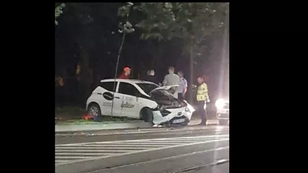 Accident rutier în Copou. Un autoturism a fost grav avariat