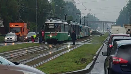 Accident rutier pe Calea Chișinăului! Un tramvai a intrat în coliziune cu un TIR. Circulația tramvaielor, blocată - UPDATE