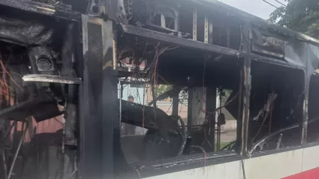 Un autobuz din Oradea a luat foc în mers. În interior se aflau doar două persoane