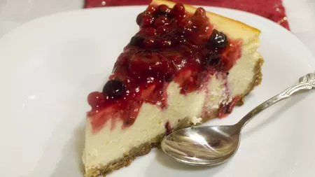 Rețetă de gustoasă de cheesecake cu blat de biscuiți