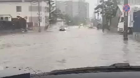 Imagini incredibile surprinse la Iaşi. Plouă de câteva ore, iar oraşul este sub ape. Abia se poate circula spre Dancu - VIDEO, UPDATE