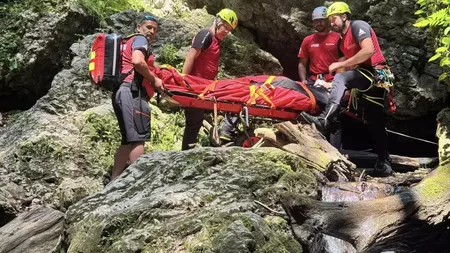 Un turist s-a accidentat grav după ce a căzut de la peste 10 metri pe scările din canionul Tamina