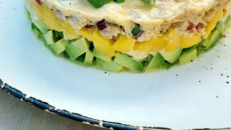 Salată exotică de pui cu mango și avocado. O poți prepara în mai puțin de 30 de minute!