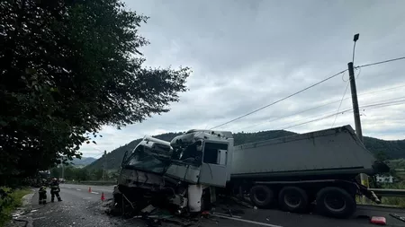 Accident rutier între două autotrenuri între Vama și Molid - FOTO