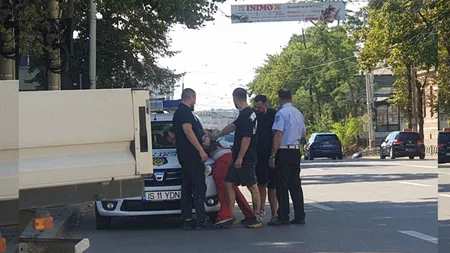 Scandal în Piața Unirii din Iași. Un bărbat din Vaslui a făcut dezastru prin localurile din centru. Polițiștii l-au încătușat imediat pe agresor