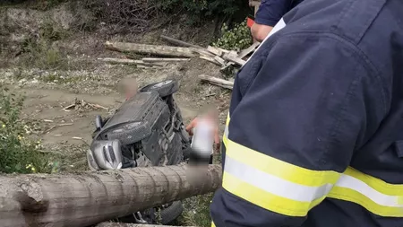 Accident rutier grav în Neamț. Trei persoane au ajuns la spital după ce mașina în care erau a zburat de pe pod