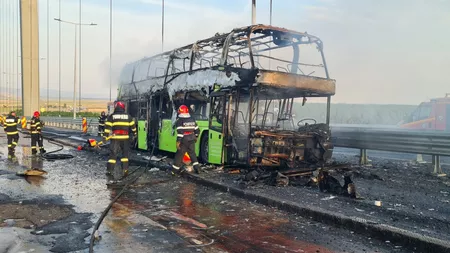 Scene de groază pe podul Brăila-Tulcea. Un autocar supraetajat a luat foc