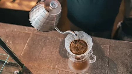 Cum să faci cea mai aromată cafea la tine acasă! Ingredientul secret dezvăluit de experți