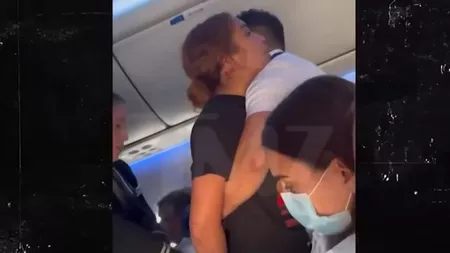 Nu s-a mai întâmplat așa ceva într-un avion: O pasageră a mușcat un însoțitor de zbor! - VIDEO