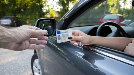 Șoferii riscă să își piardă permisul de conducere dacă fac asta! Iată regula din Codul Rutier