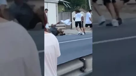 Imagini video de o violență extremă, surprinse în Iași! Un bărbat a fost stâlcit în bătaie de 6 tineri. Martorii fac declarații cutremurătoare: „Au umblat tot satul cu cuțitul și au amenințat oamenii”