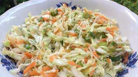 Salată de varză cu morcov pentru iarnă: un deliciu conservat pentru sezonul rece