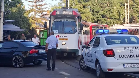 A blocat circulația tramvaielor în Copou după ce și-a parcat BMW-ul. Tânărul șofer a plecat râzând: o amendă de câteva sute de lei drept pedeapsă
