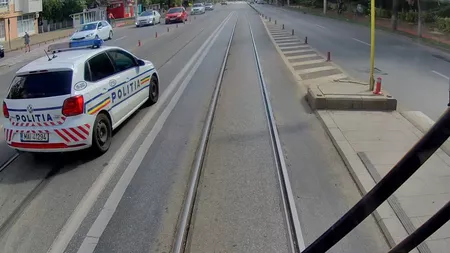 Tupeul golănesc al polițiștilor din Iași! Au pornit luminile girofarului ca să depășească un tramvai oprit în stație. Iată imaginile surprinse live