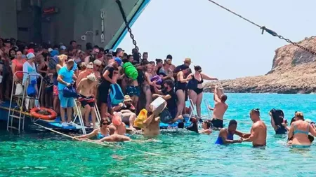 Umilință totală pentru turiștii ajunși pe această insulă din Grecia! Ce au fost obligați să facă: 