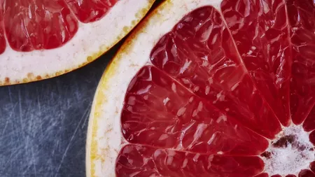 Ce se întâmplă dacă mănânci grapefruit seara? Fructul care te poate ajuta să dormi mai bine