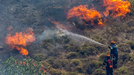 Pompierii români s-au deplasat în Grecia pentru a stinge incendiile devastatoare