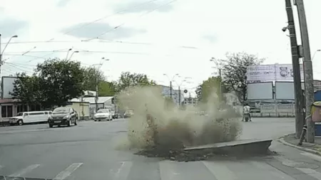 O țeavă de gaze a explodat într-o intersecție din București. Momentul a fost surprins de o cameră de bord